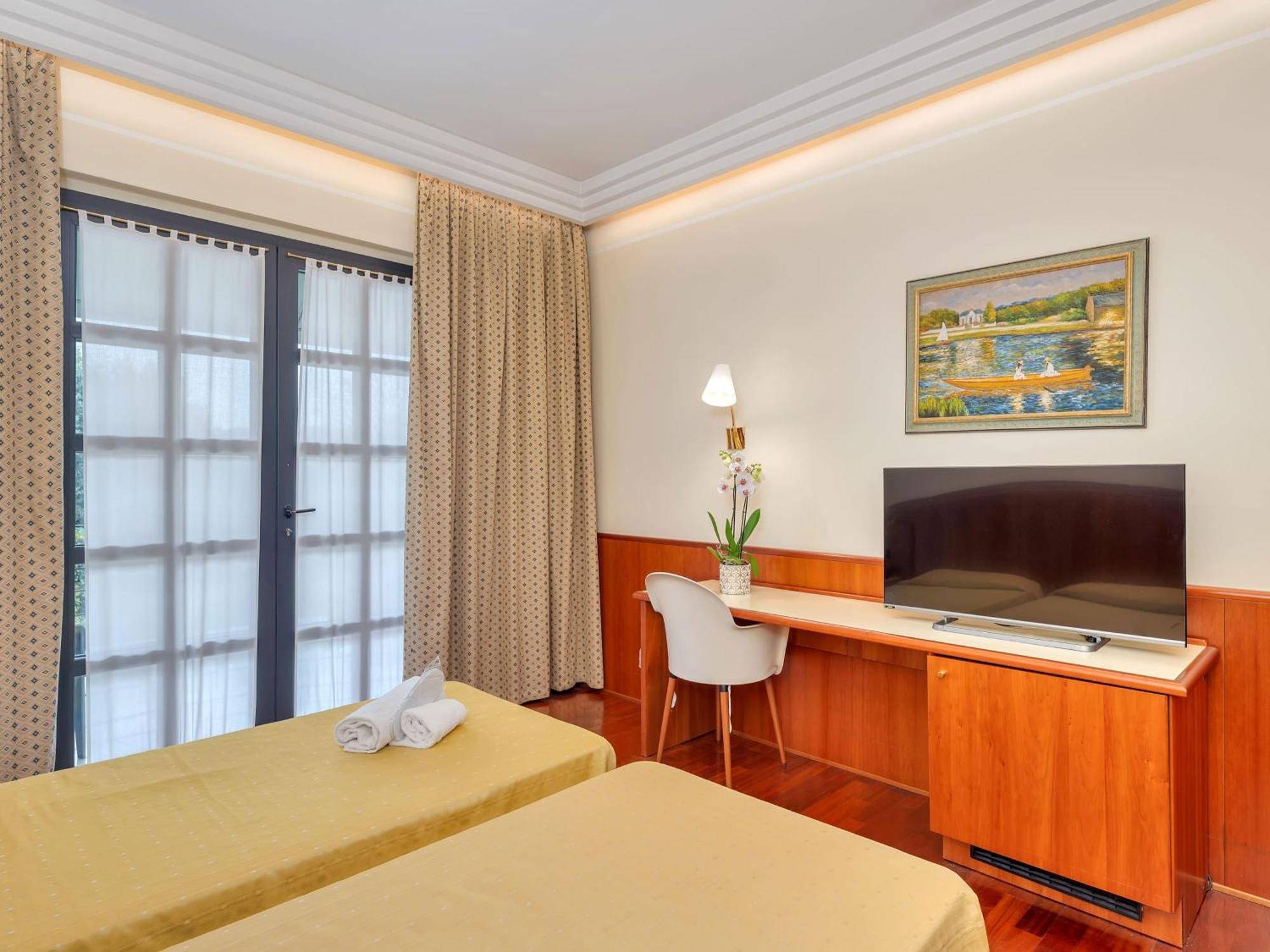Prestige Hotel 4*