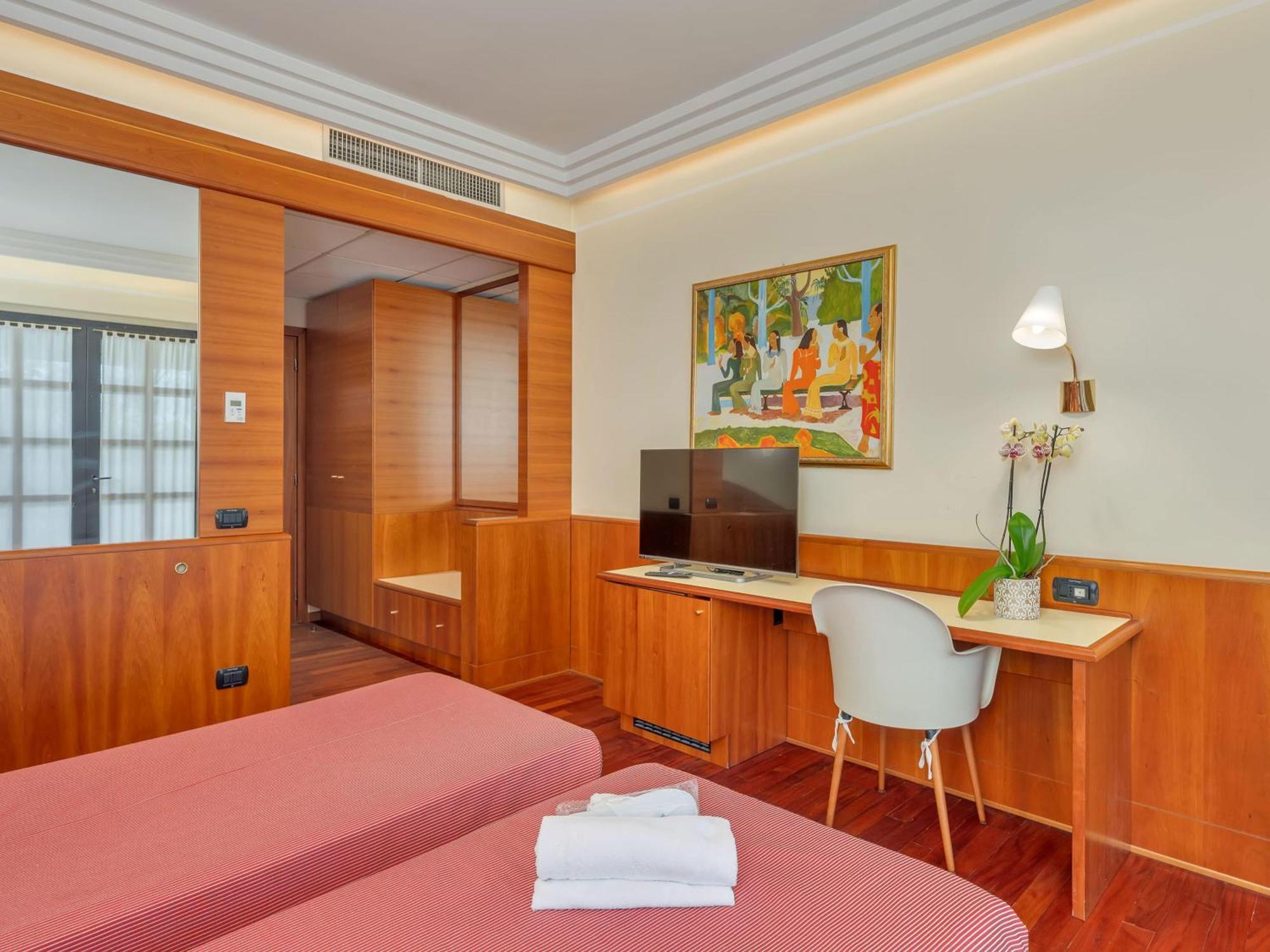 Prestige Hotel 4*